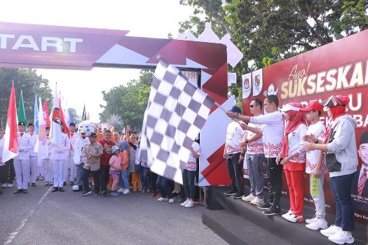 Dilepas Pj Wako Muflihun, Warga Pekanbaru Tumpah Ruah Ikuti Jalan Sehat Rangkaian HUT ke-239